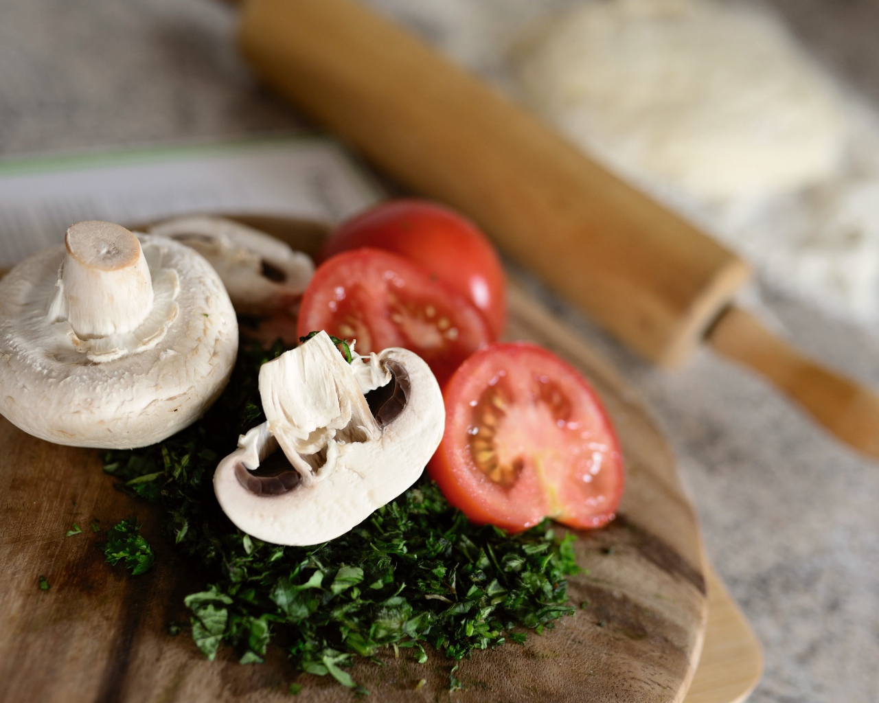 Кусочки помидора с зеленью и шампиньонами 