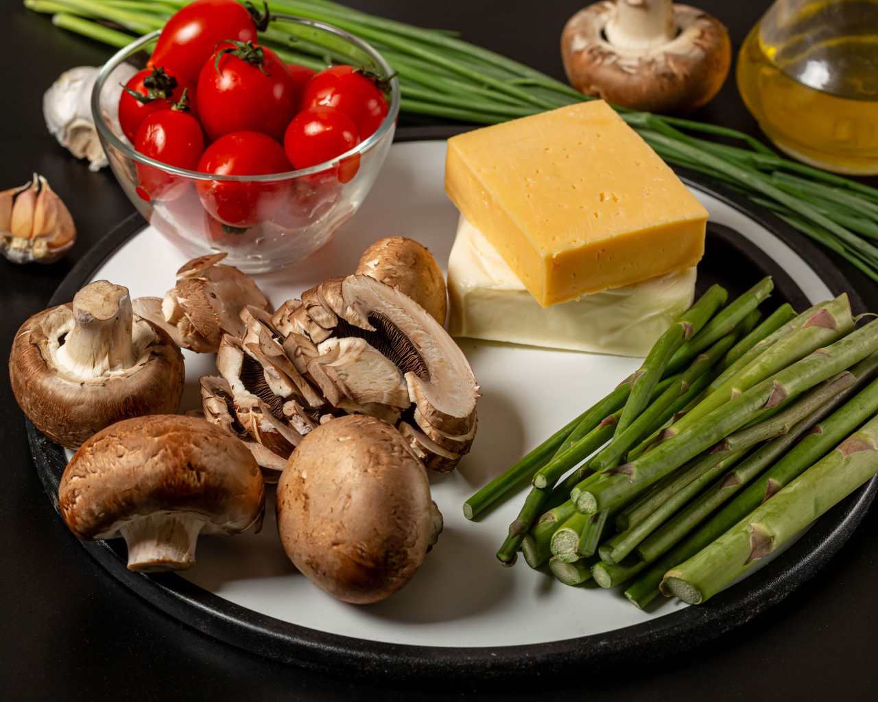 Тарелка с шампиньонами, сыром, помидорами и  спаржей 