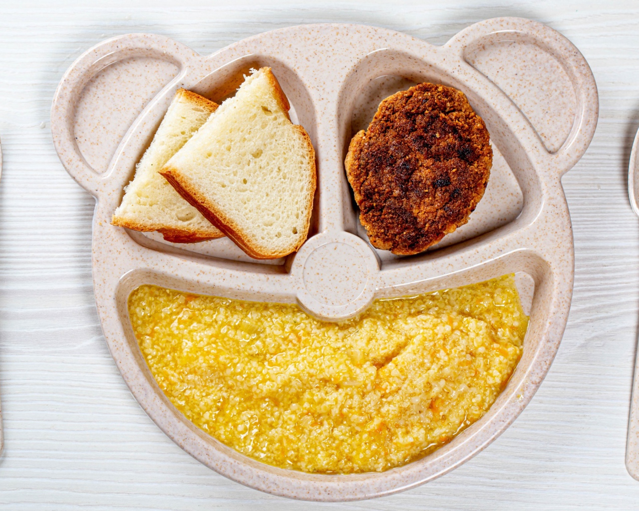 Каша,  хлеб и котлета для ребенка 