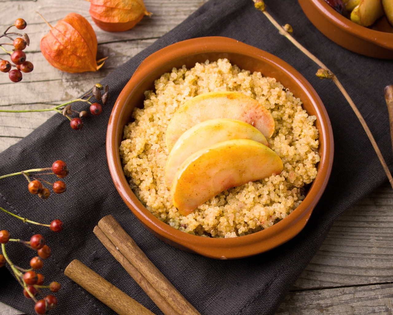 Каша в миске с кусочками яблока