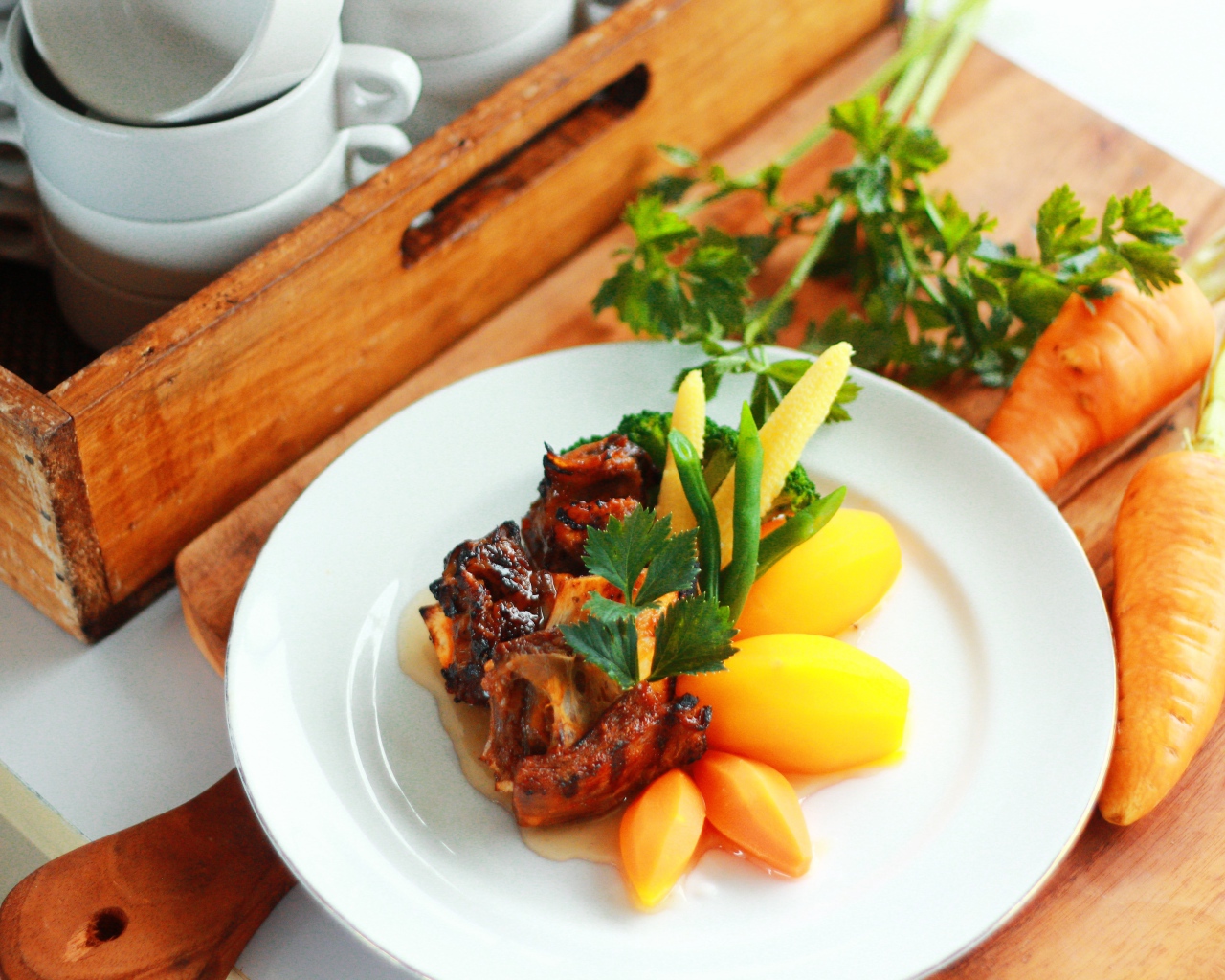 Картофель с морковью и мясом на белой тарелке 