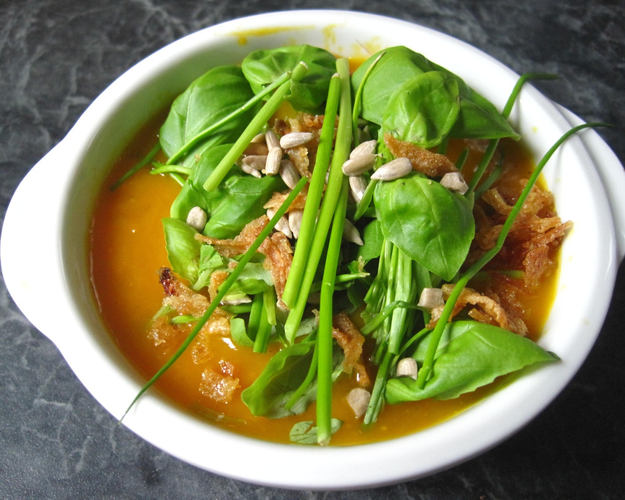 Тыквенный суп с зеленью в белой тарелке