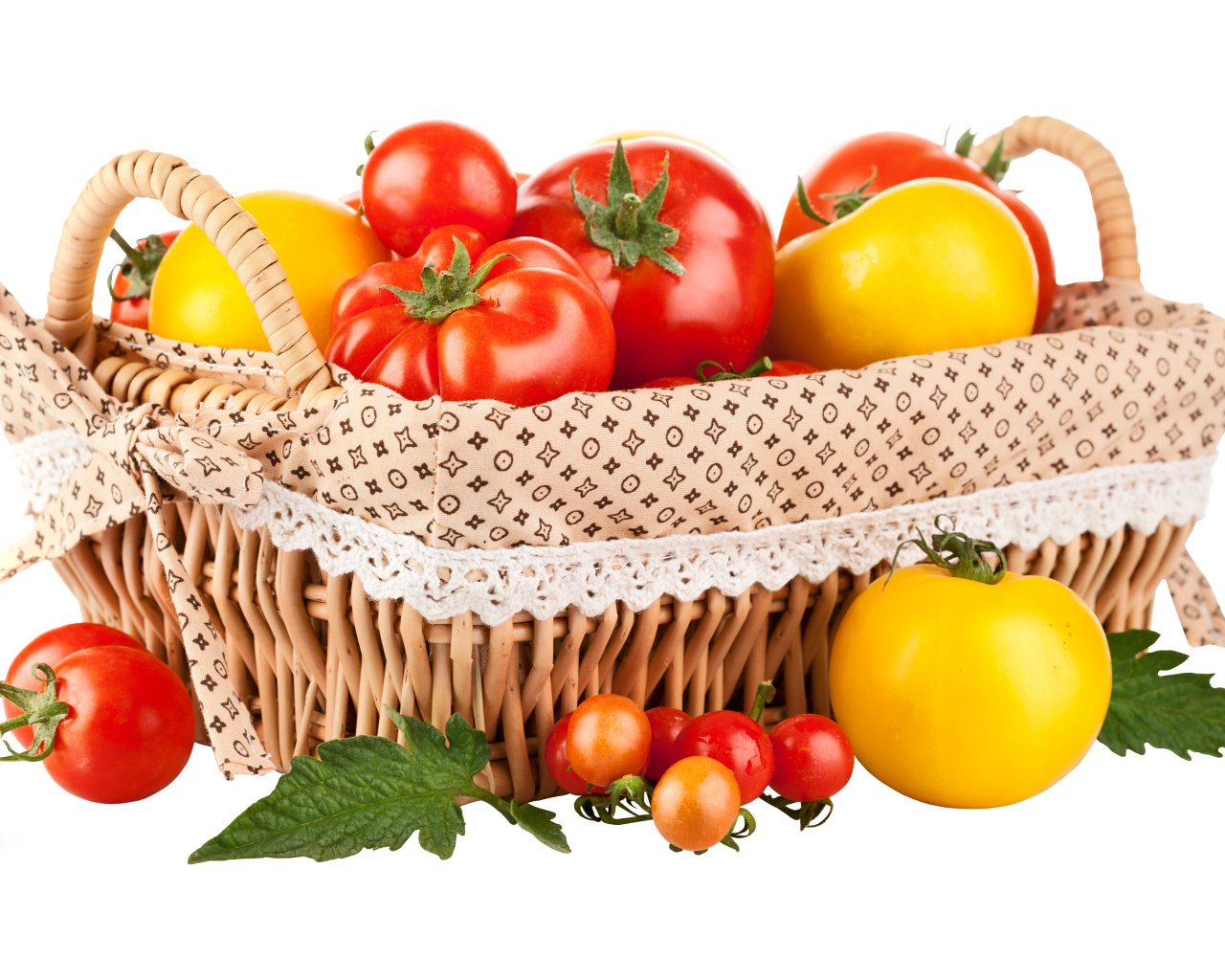 Красные и желтые помидоры в корзине на белом фоне