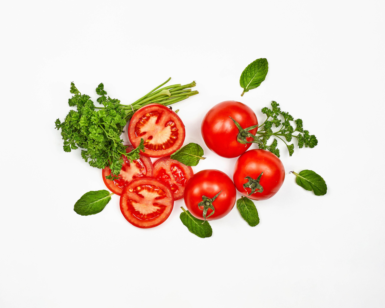 Красные помидоры с петрушкой на белом фоне