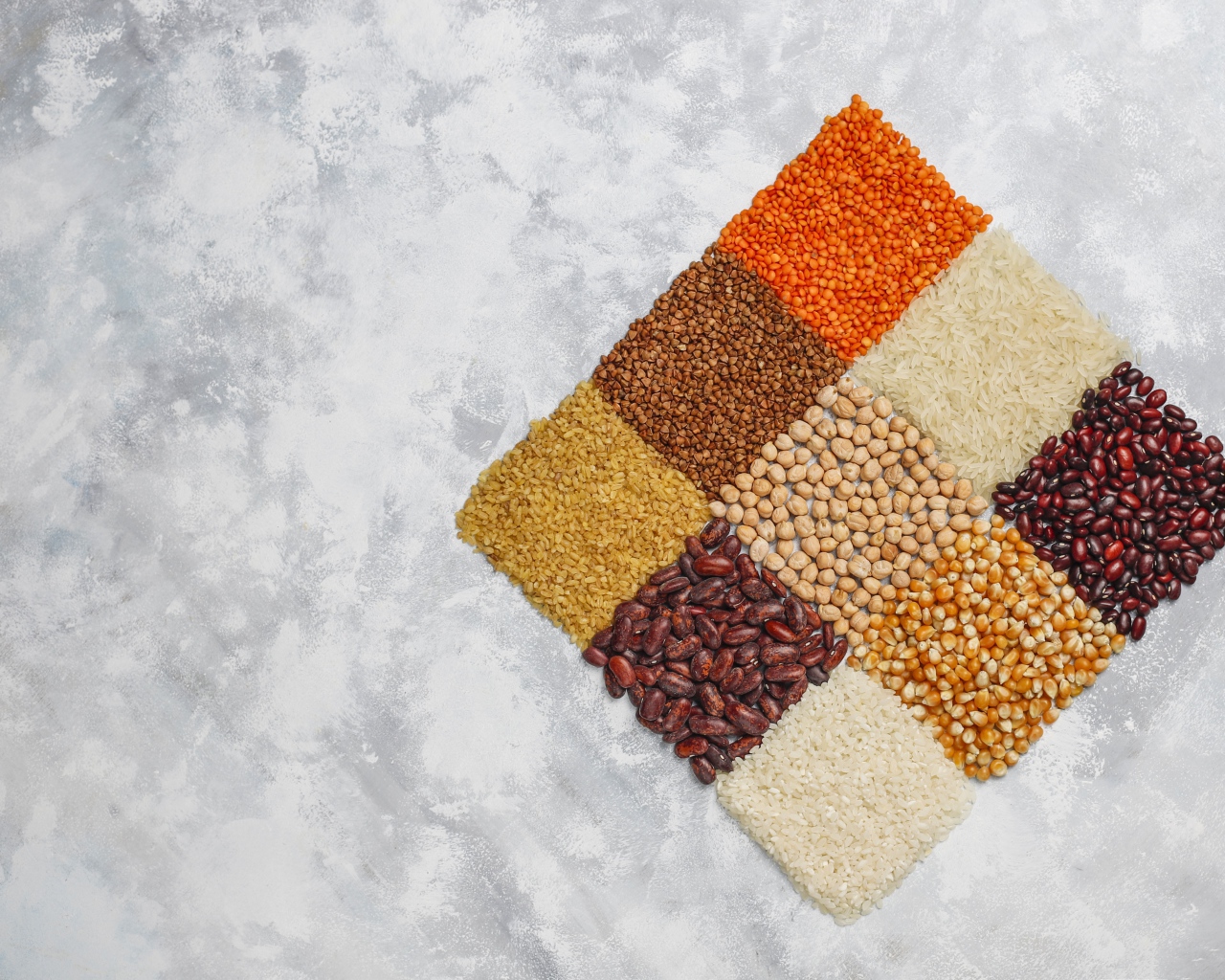 Ромб из разных видов крупы на сером фоне 