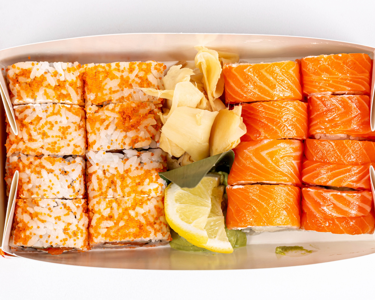 Роллы с имбирем и лимоном в лотке