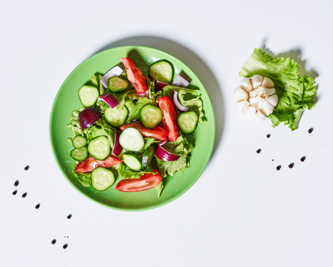 Салат с огурцами, луком, помидорами и листьями салата