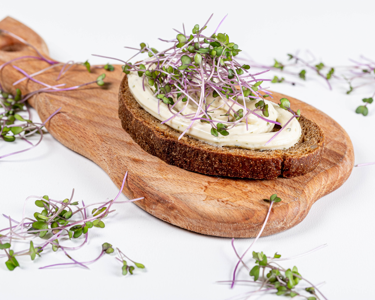 Бутерброд с соусом и зелеными ростками пшеницы