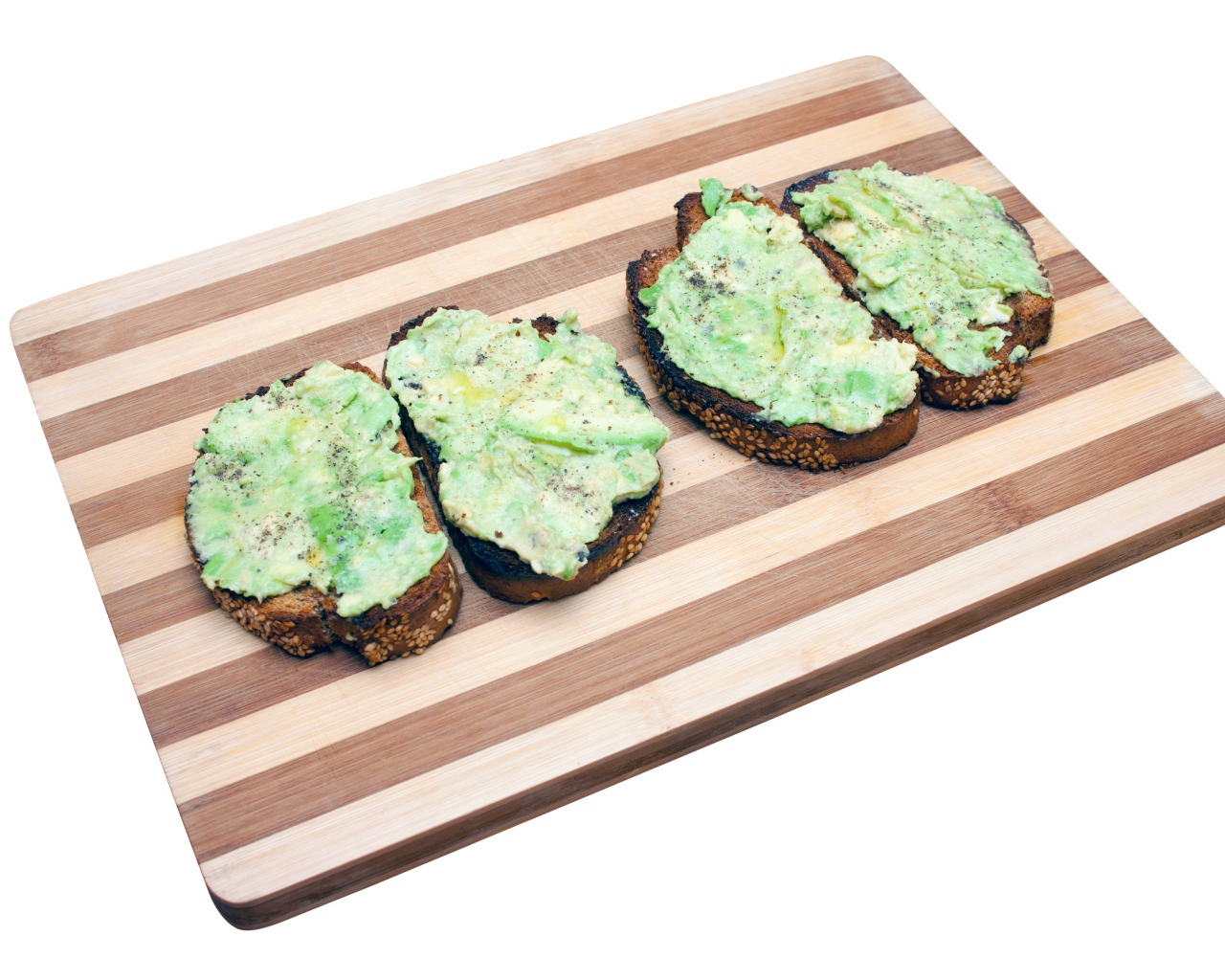 Бутерброды с черного хлеба на доске на белом фоне