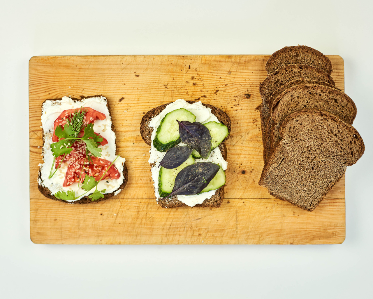 Бутерброды с черным хлебом на столе