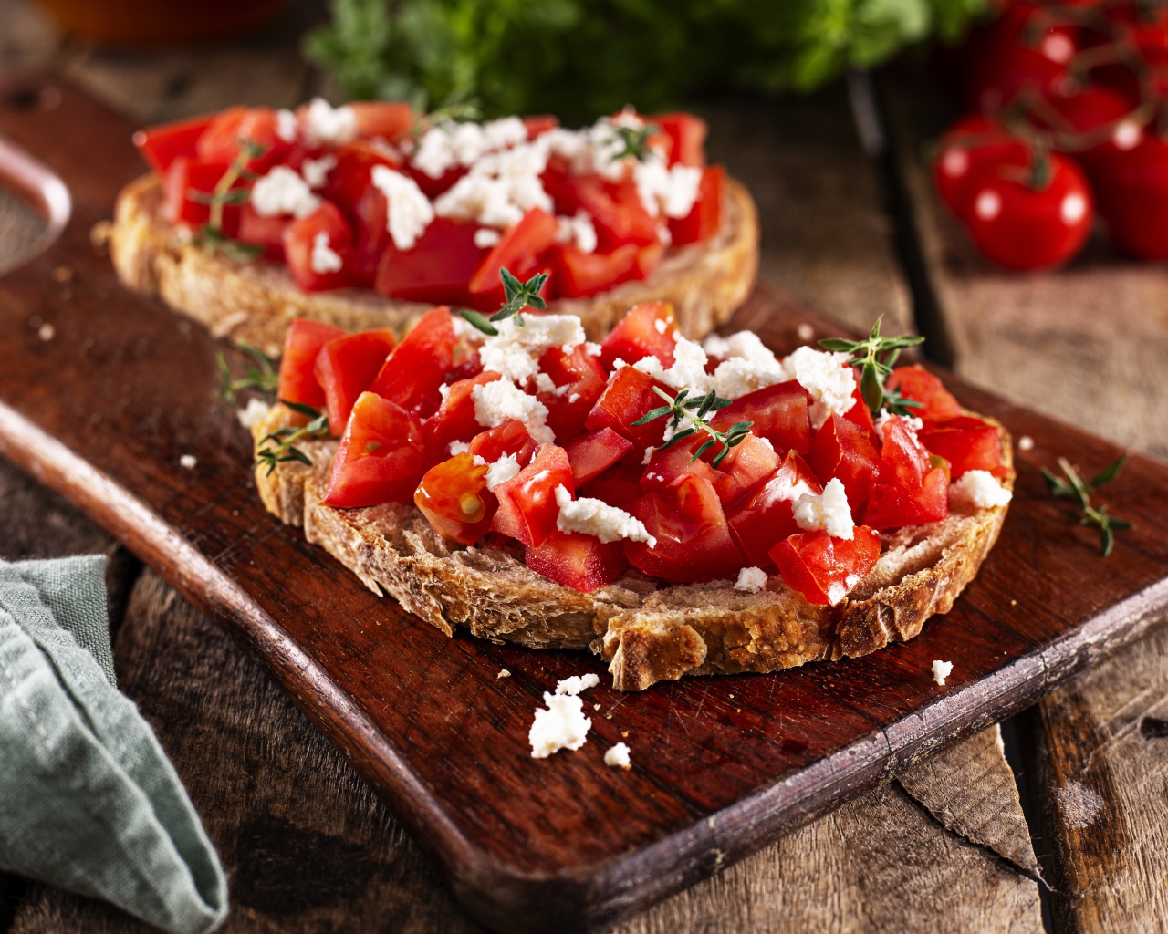 Бутерброды с помидорами и творогом 