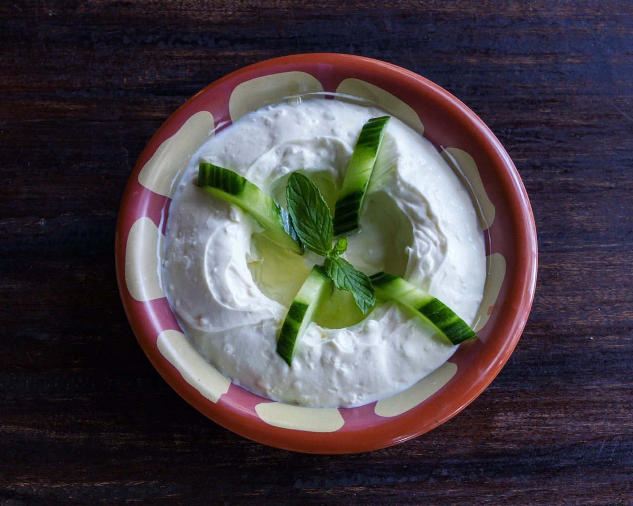Соус с огурцами и листьями мяты в миске