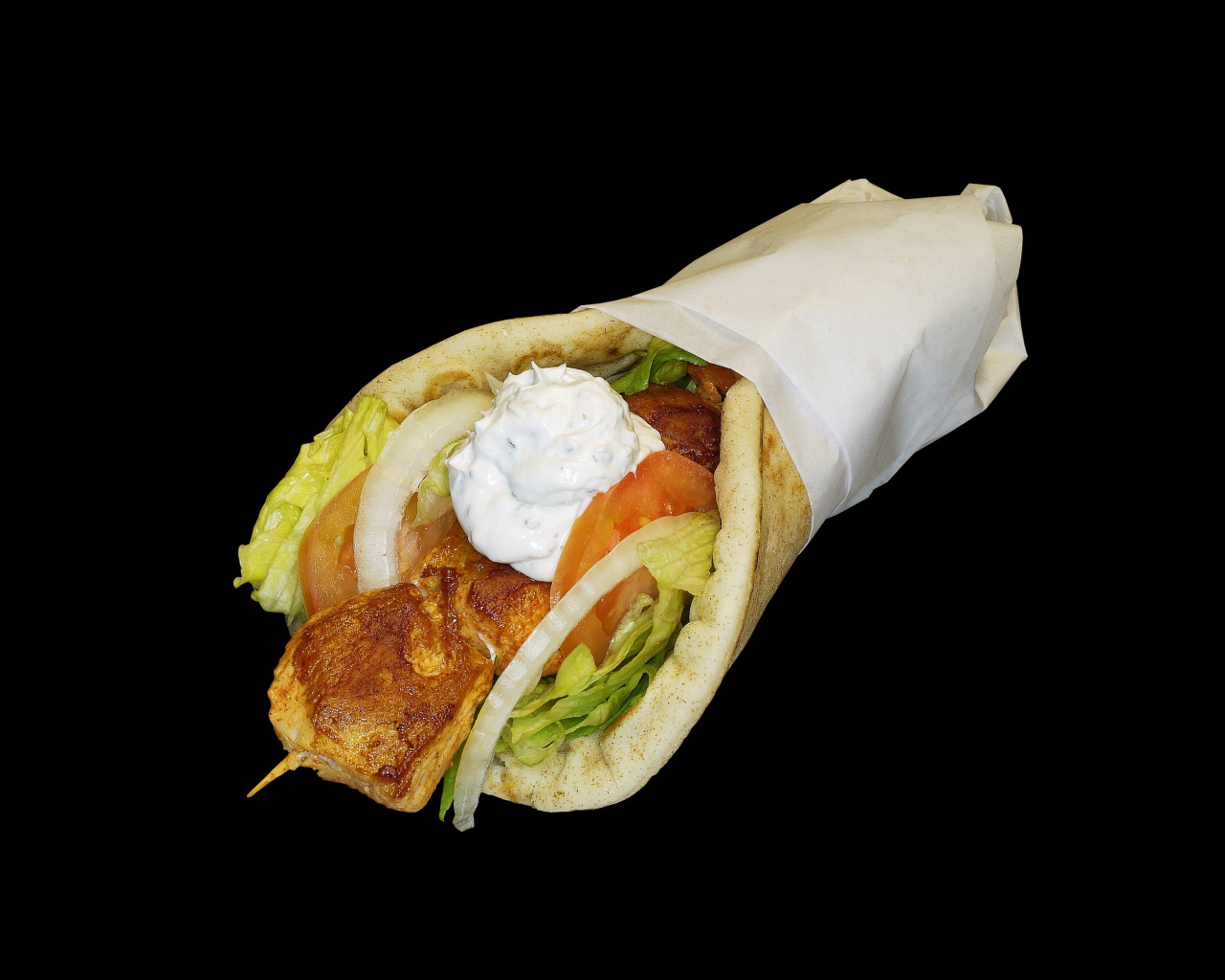 Шаурма в лепешке на черном фоне