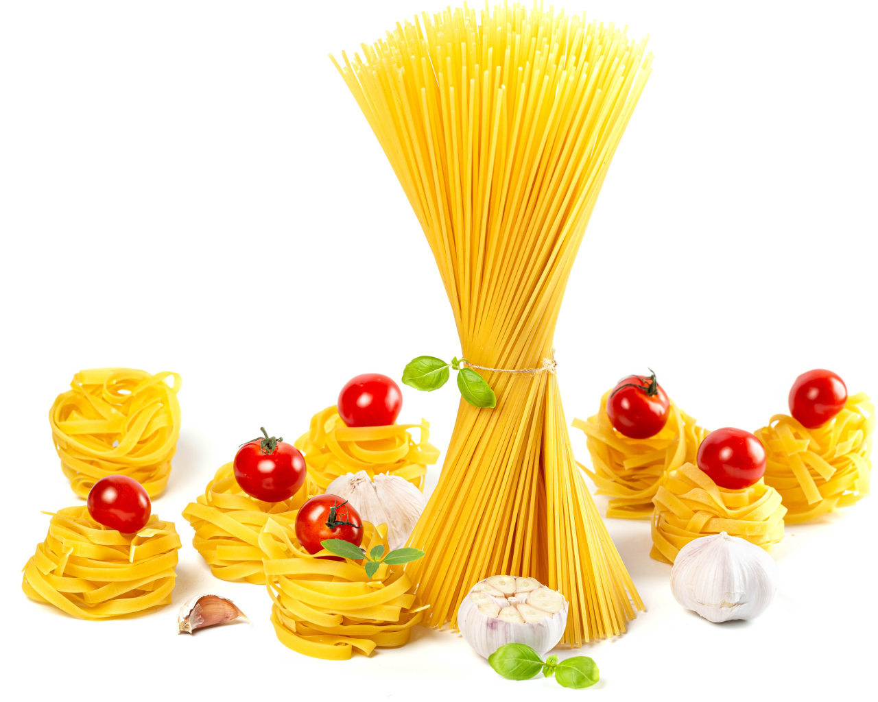 Спагетти и макароны с помидорами на белом фоне 