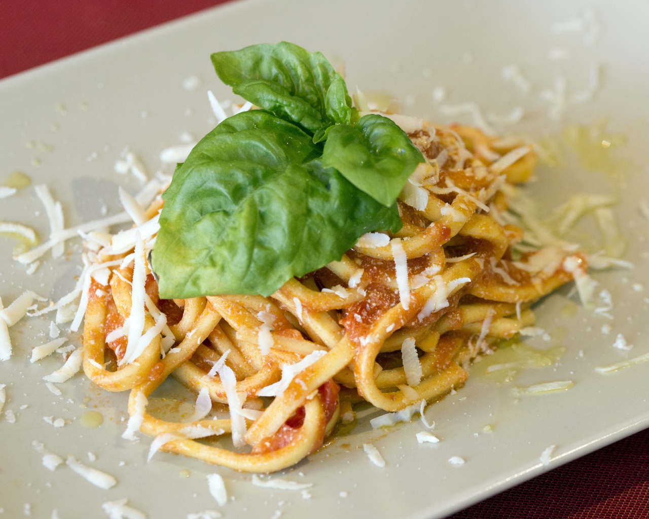 Спагетти с сыром и листьями базилика 