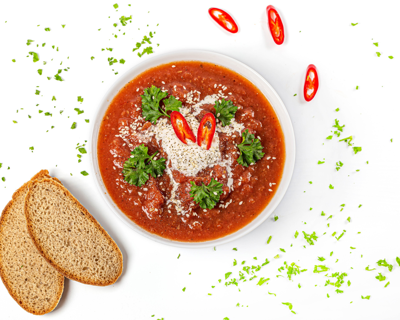 Острая аджика с хлебом на белом фоне