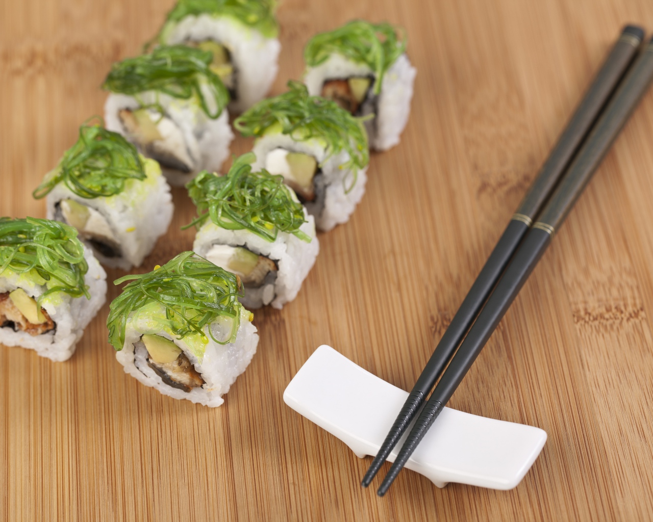 Суши с черными палочками на столе