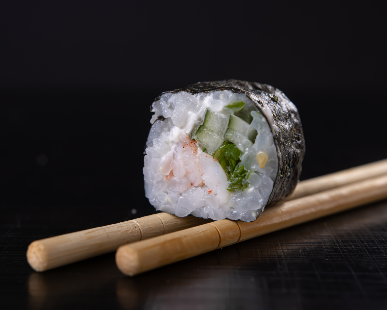 Суши с рисом и огурцами на столе