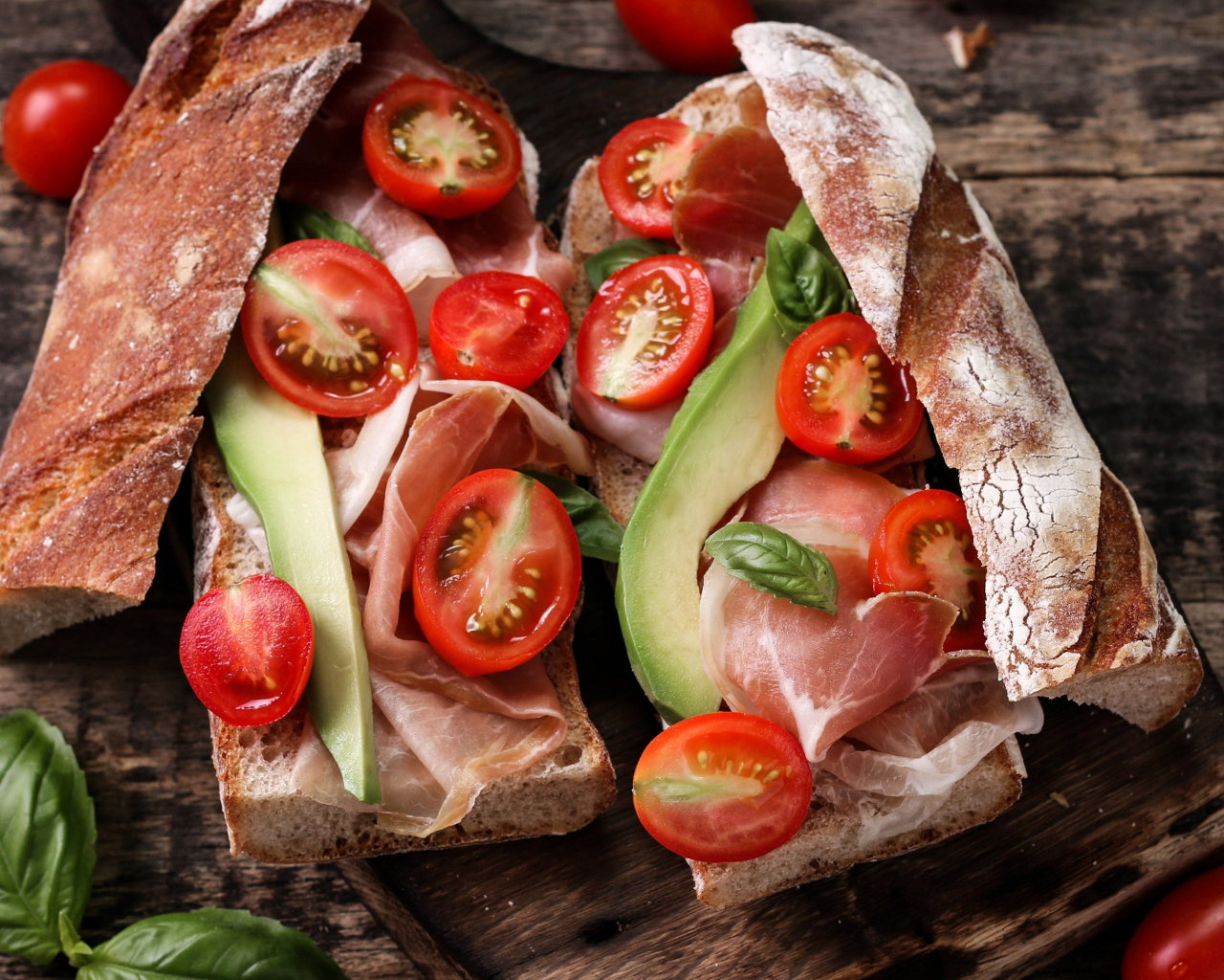 Бутерброды с помидорами, авокадо и беконом