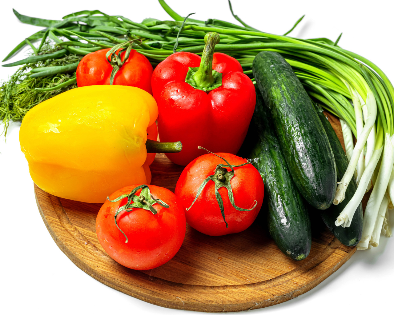 Помидоры, болгарский перец, огурцы и зелень на белом фоне