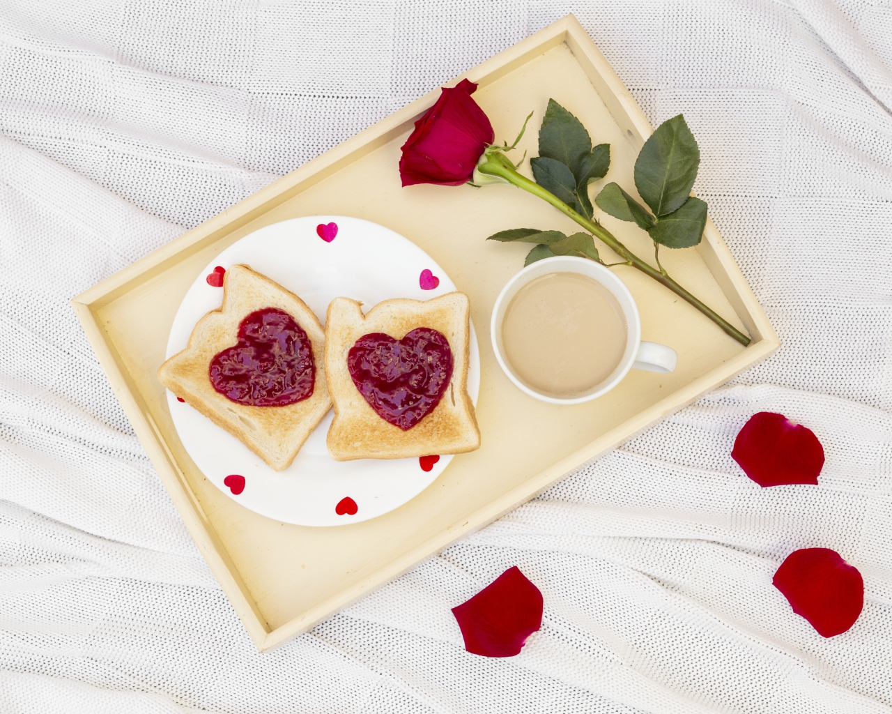 Два тоста с джемом на разносе с розой и кофе