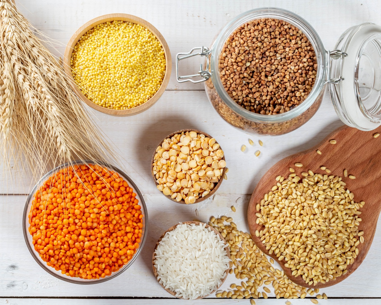 Разные крупы на столе с колосьями 