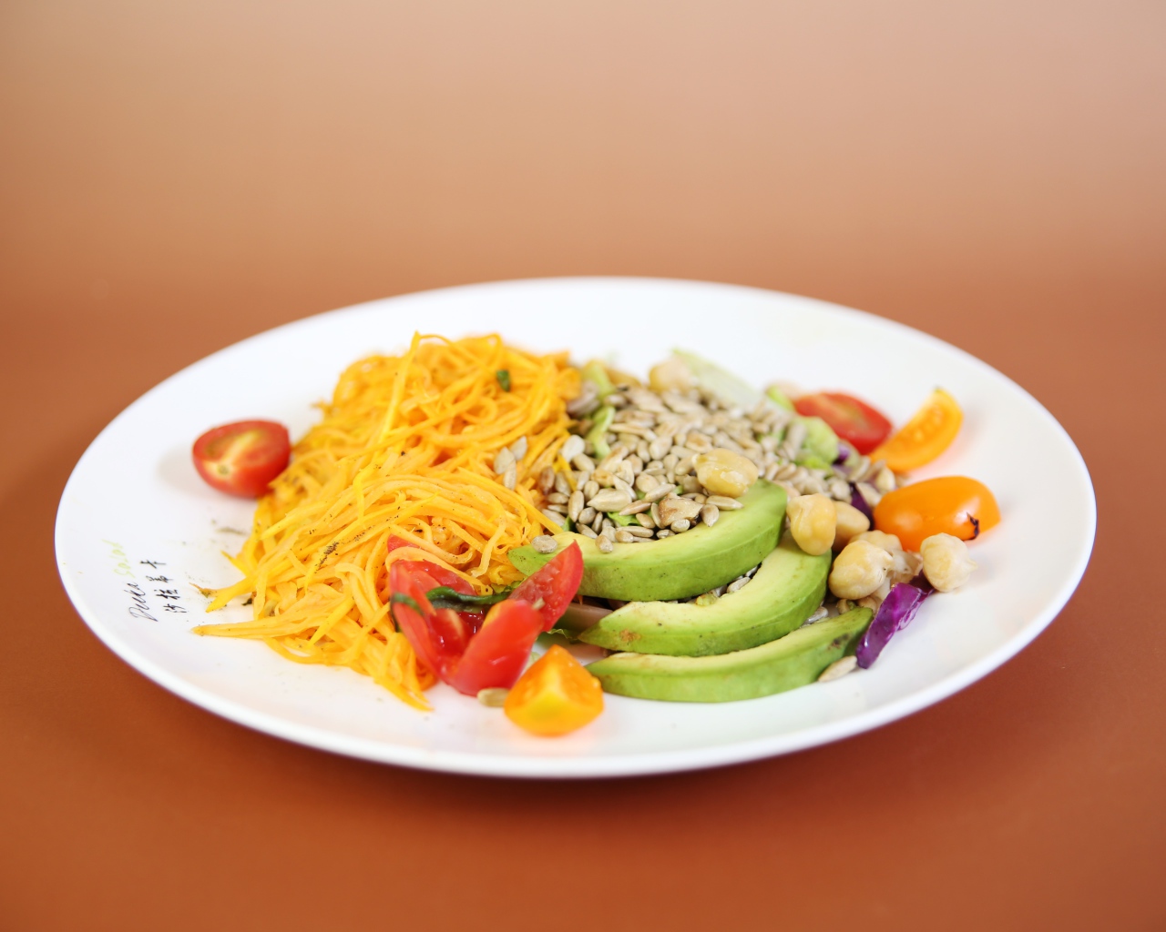 Овощи в белой тарелке на оранжевом фоне 