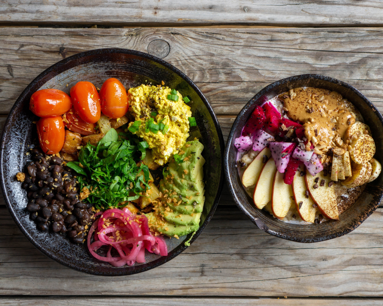 Вегетарианские блюда в тарелке на столе