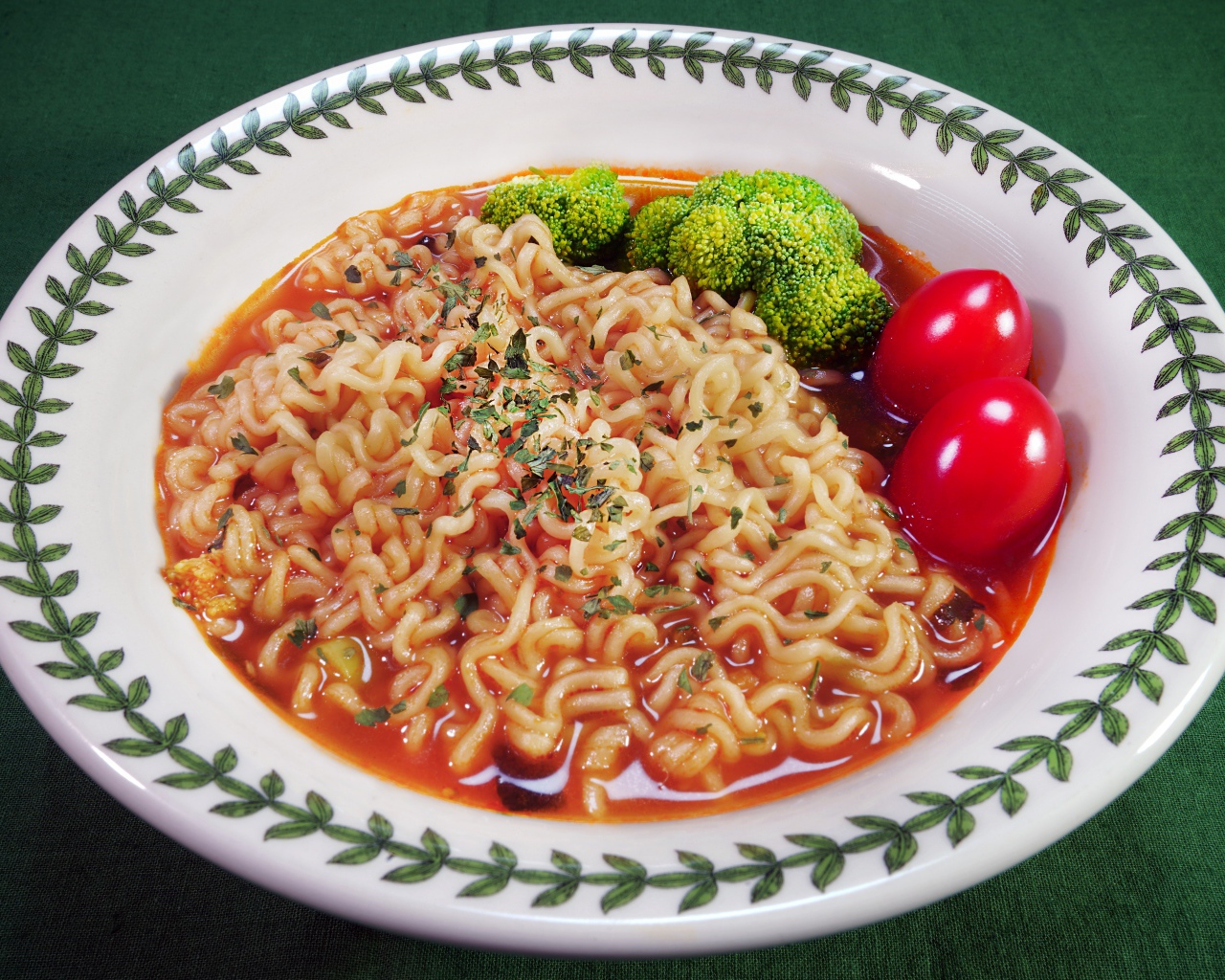 Вермишель с соусом в тарелке с помидорами