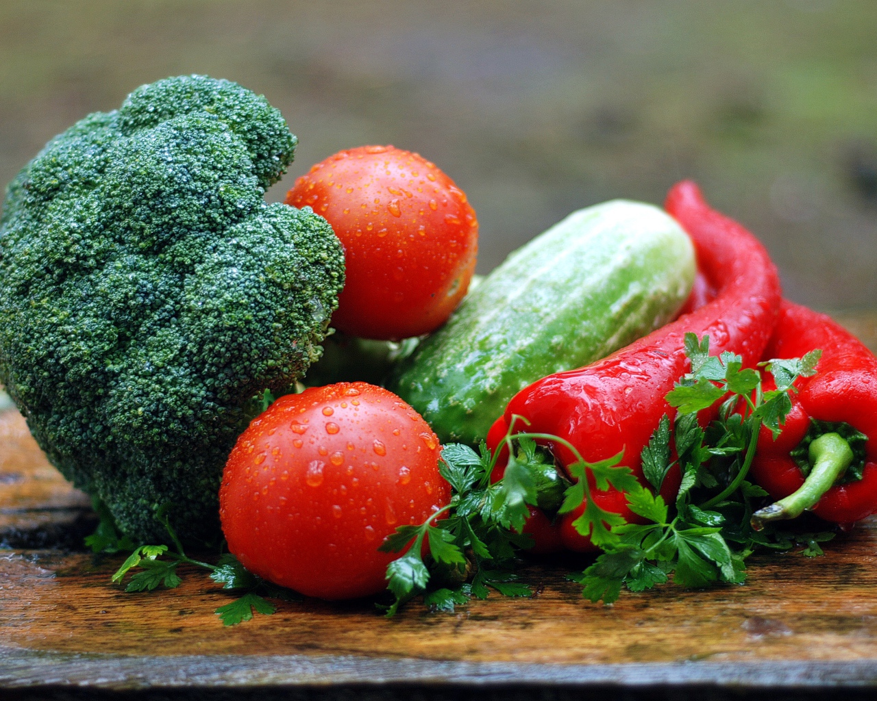 Мокрые овощи и петрушка на столе