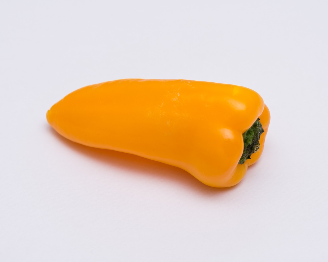 Желтый болгарский перец на сером фоне