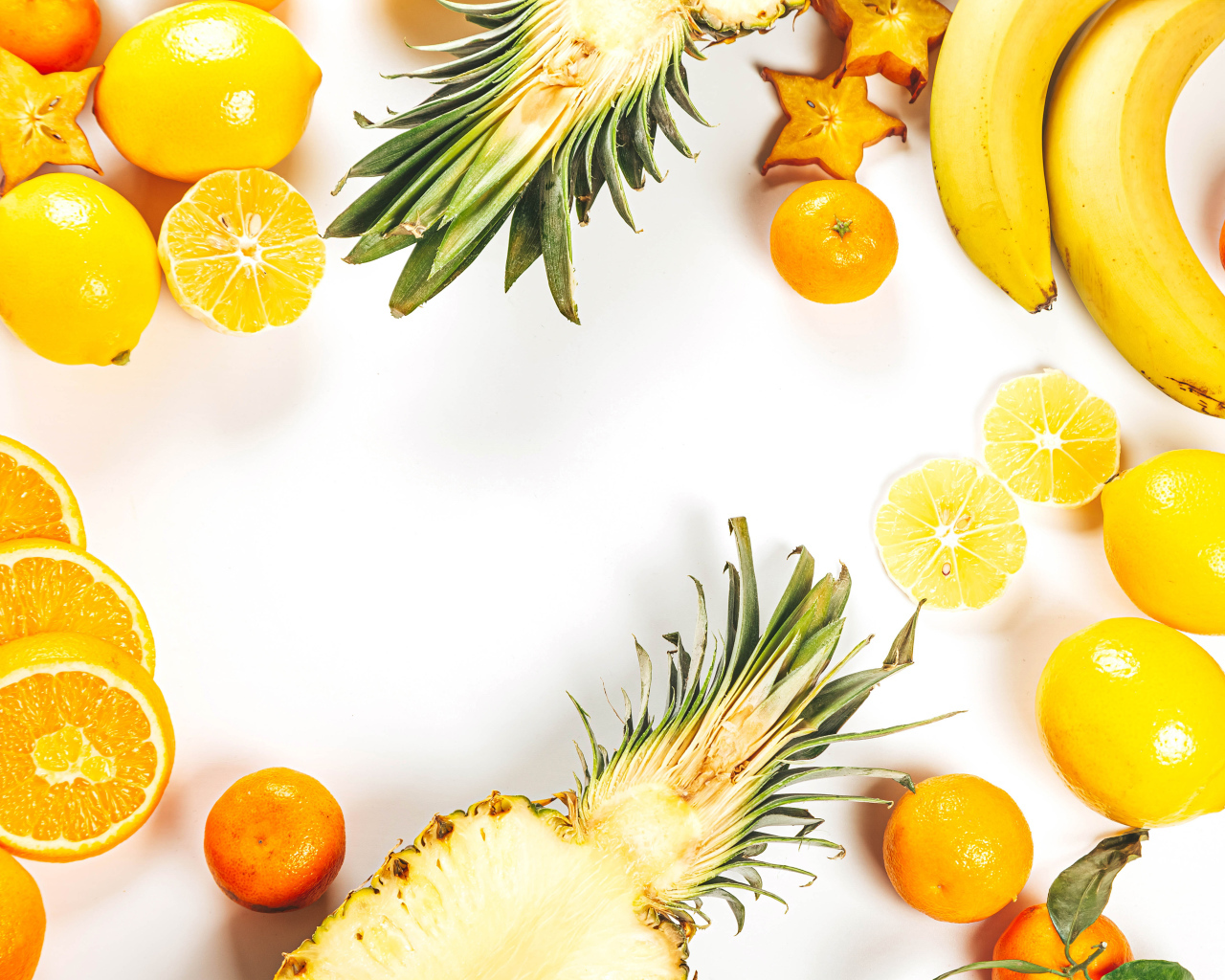 Аппетитные цитрусовые фрукты на белом фоне