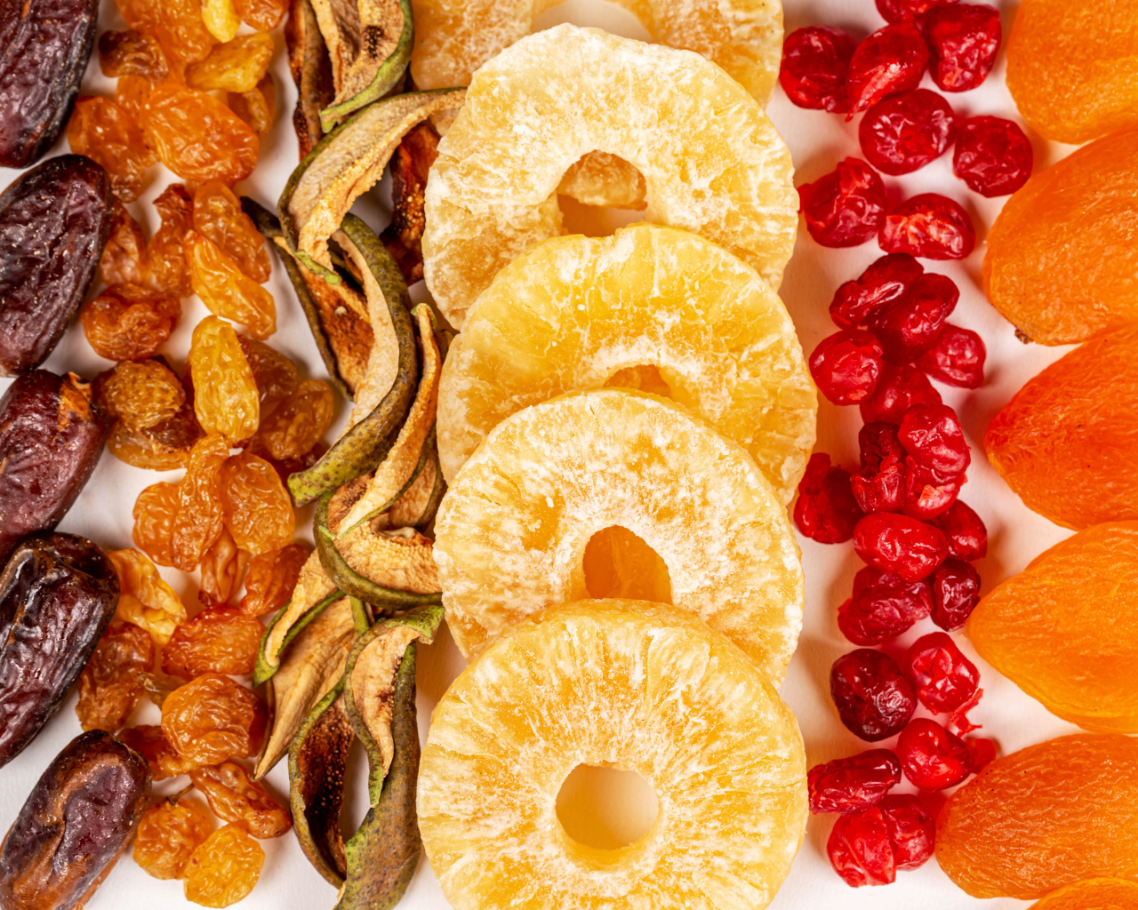 Аппетитные сухофрукты на белом фоне