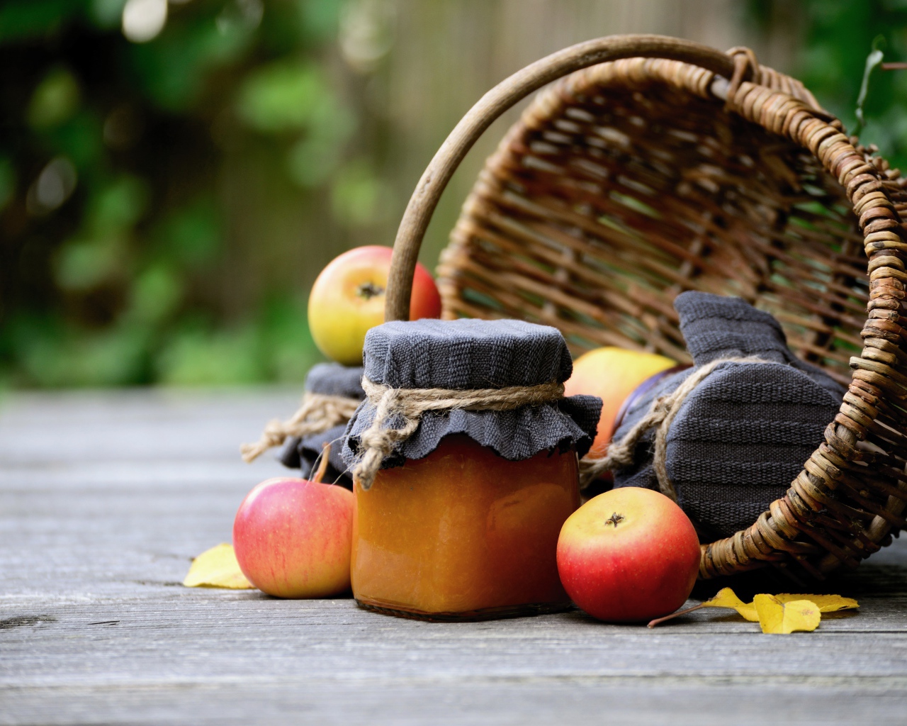 Яблоки с джемом на столе с корзиной