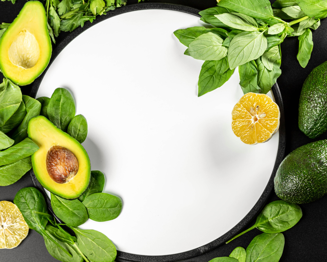 Авокадо с листьями базилика на белом фоне