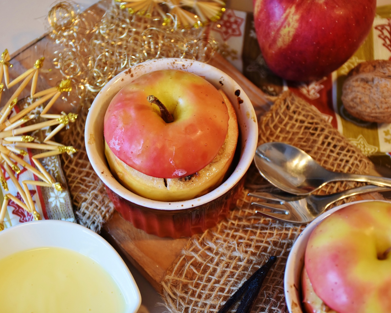 Запеченные яблоки на столе 