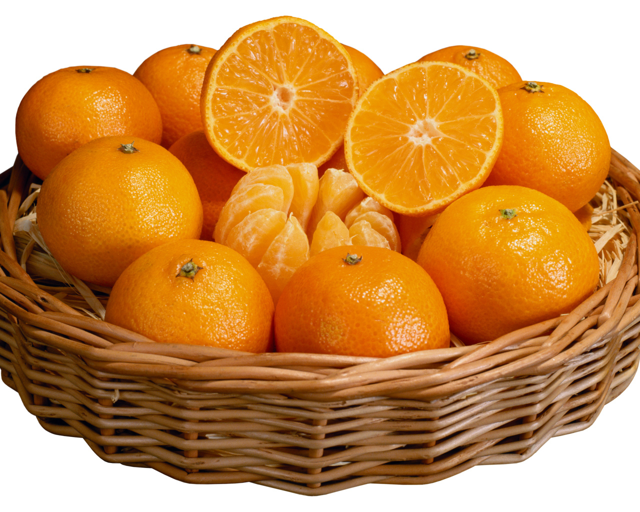 Корзина спелых плодов апельсина на белом фоне