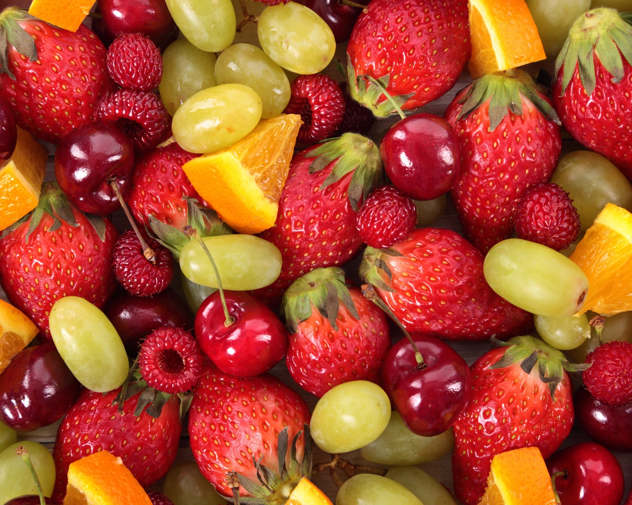 Ягоды клубники, малины, вишни и винограда крупным планом