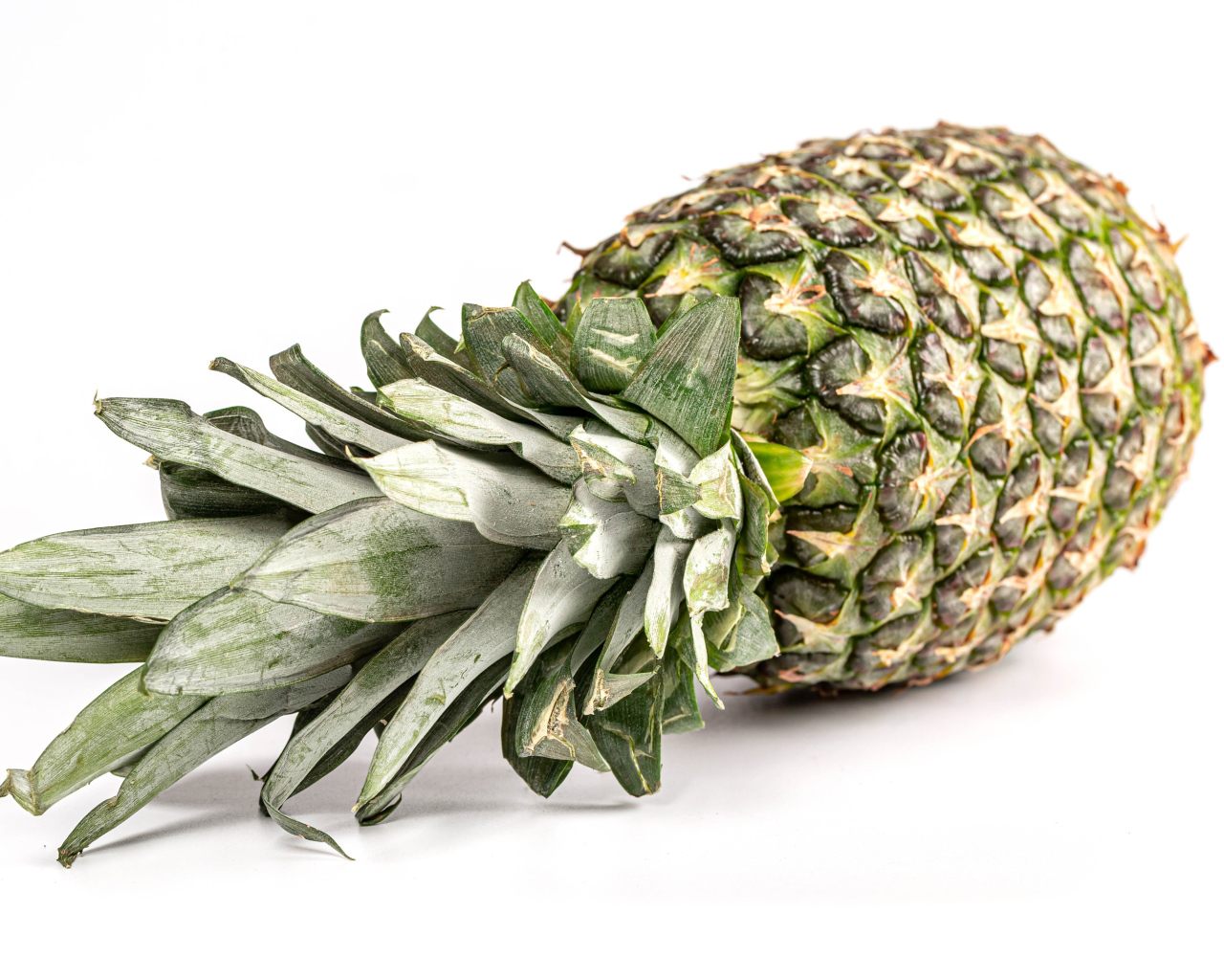 Большой ананас на белом фоне