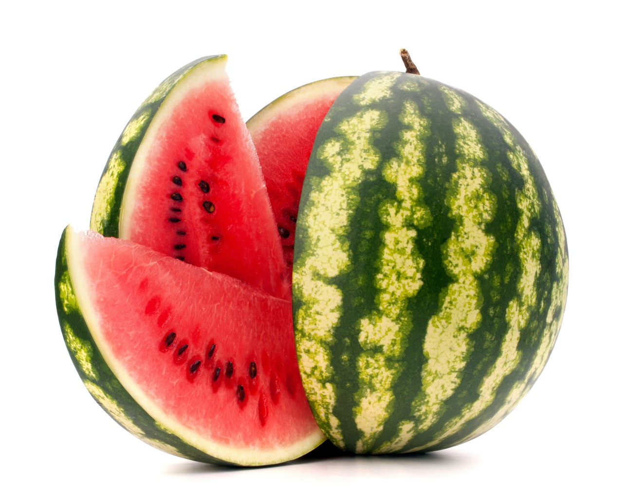 Большой полосатый зеленый арбуз на белом фоне