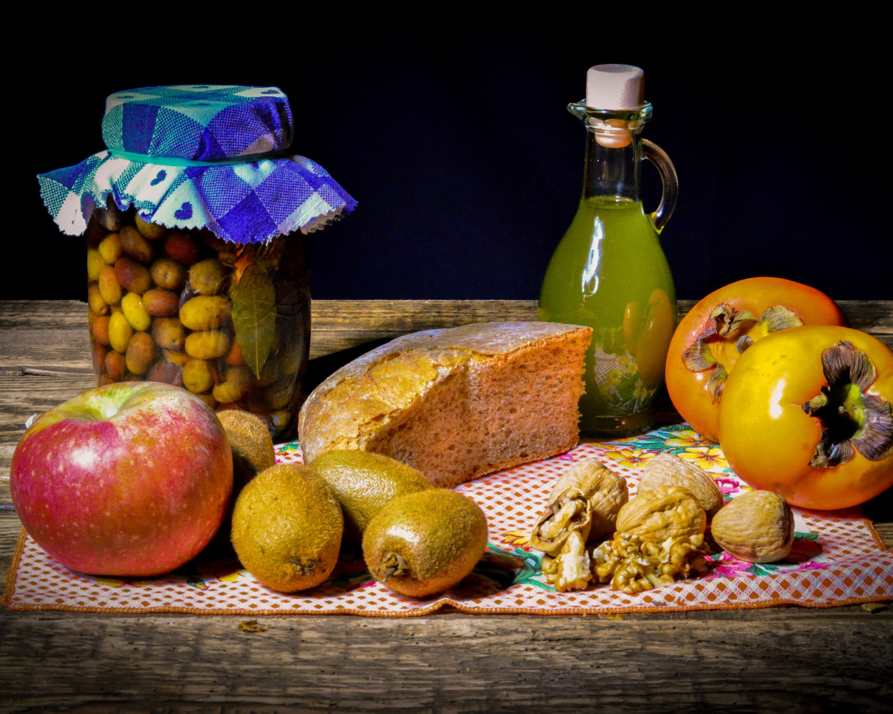 Хлеб с фруктами на столе с вареньем и орехами 