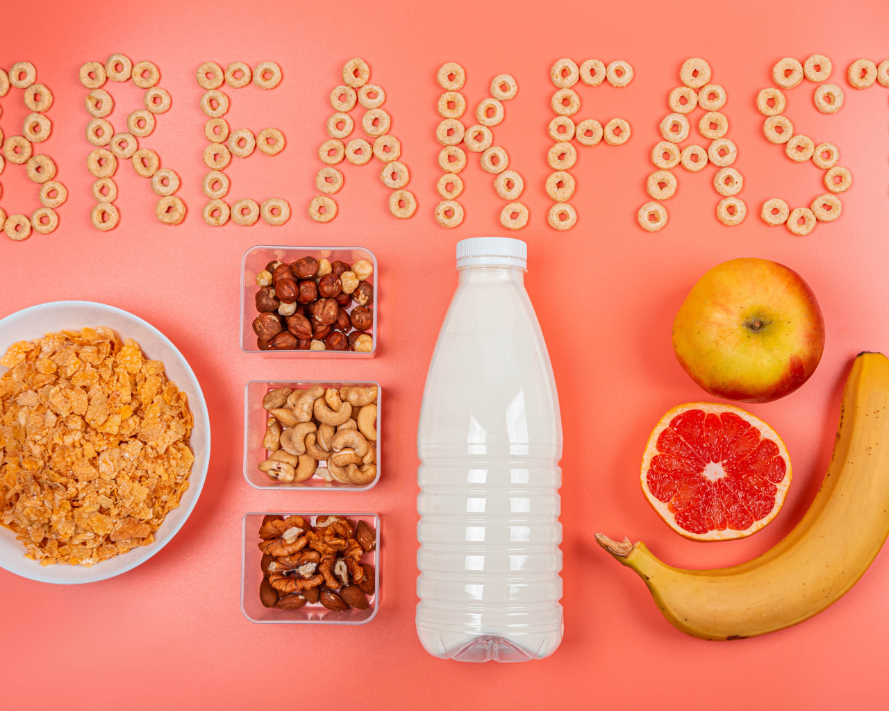 Хлопья, орехи, молоко и бананы на завтрак