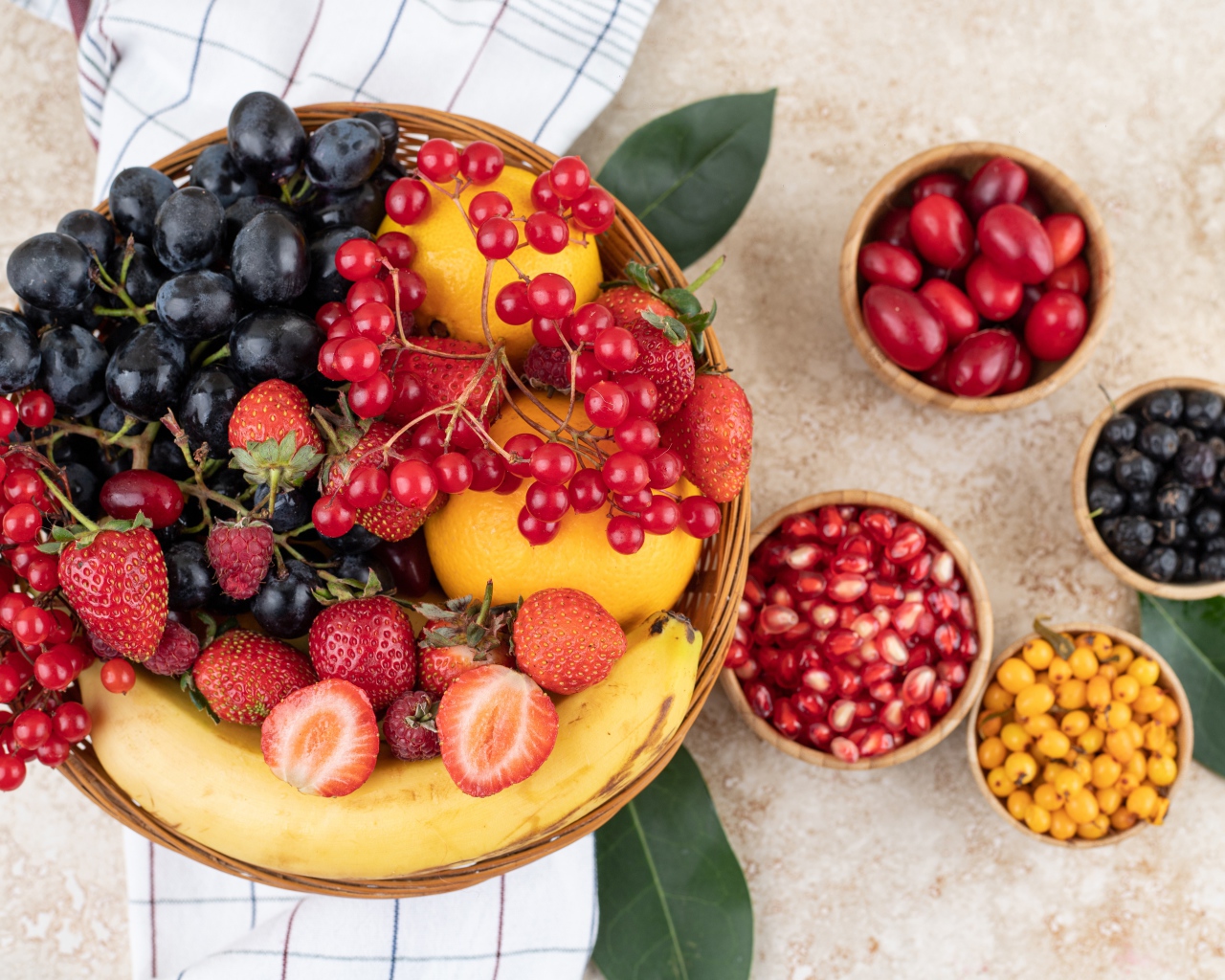 Вкусные спелые ягоды в корзинке на столе