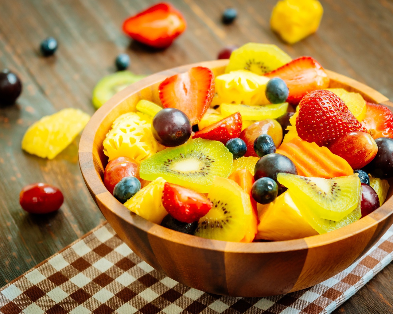 Вкусный салат со свежими фруктами и ягодами