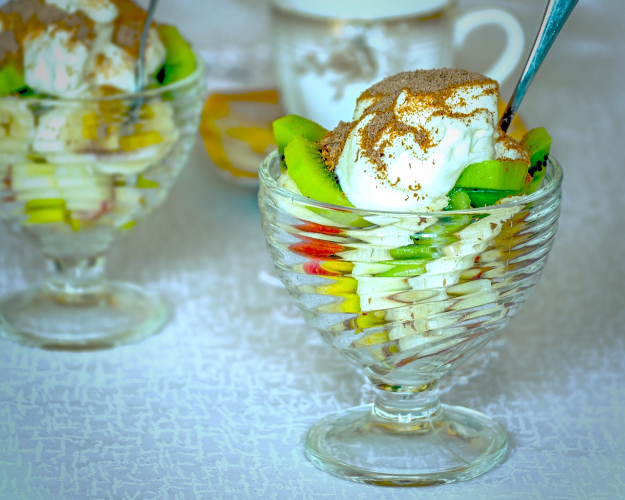 Десерт с фруктами и взбитыми сливками 