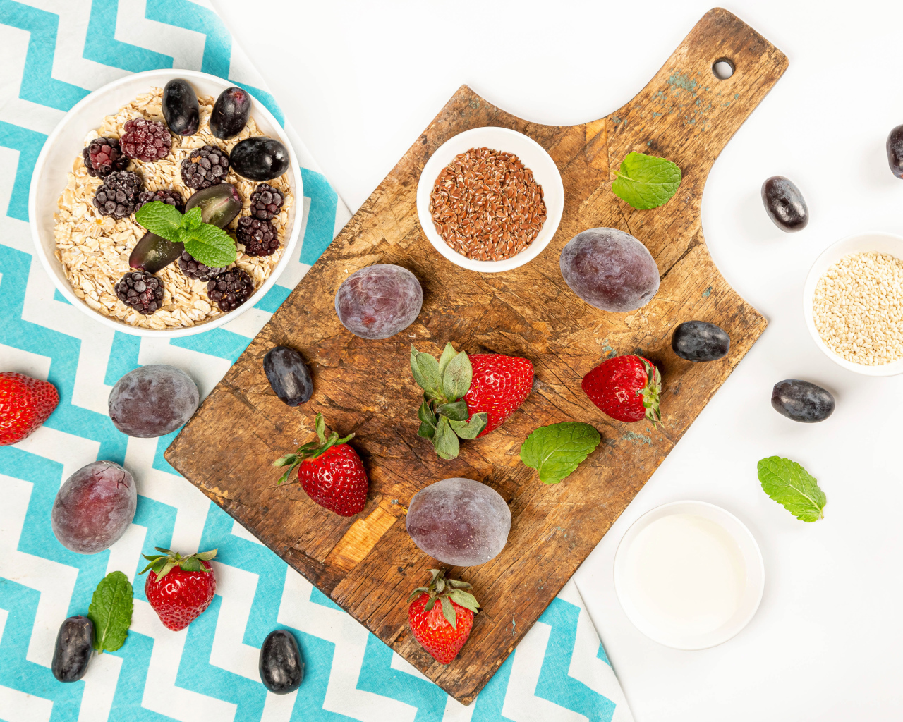 Замороженные ягоды со злаками на столе