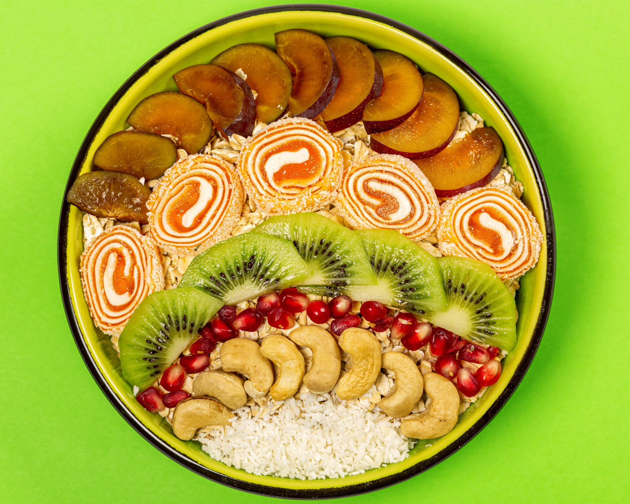 Мармелад с фруктами и мюсли в тарелке