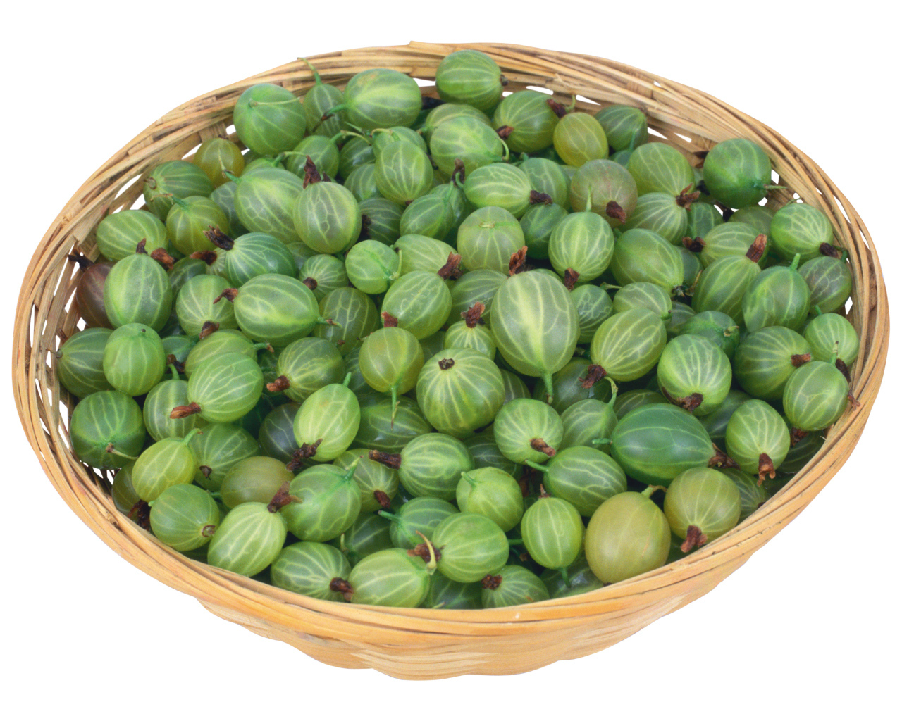 Зеленый крыжовник в корзинке на белом фоне