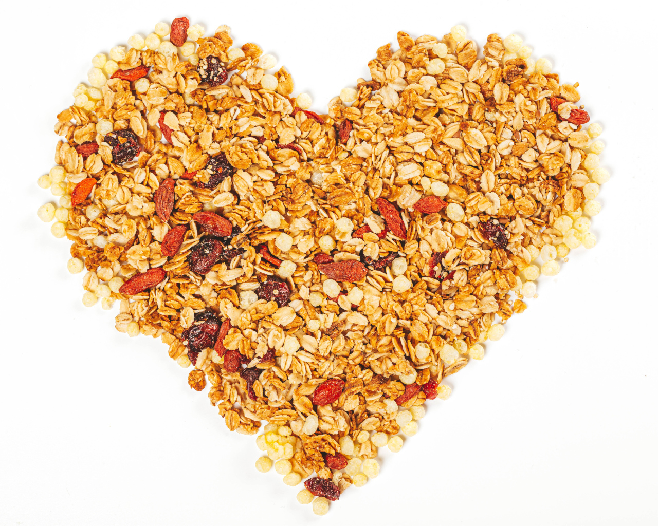Сердце из мюсли на белом фоне