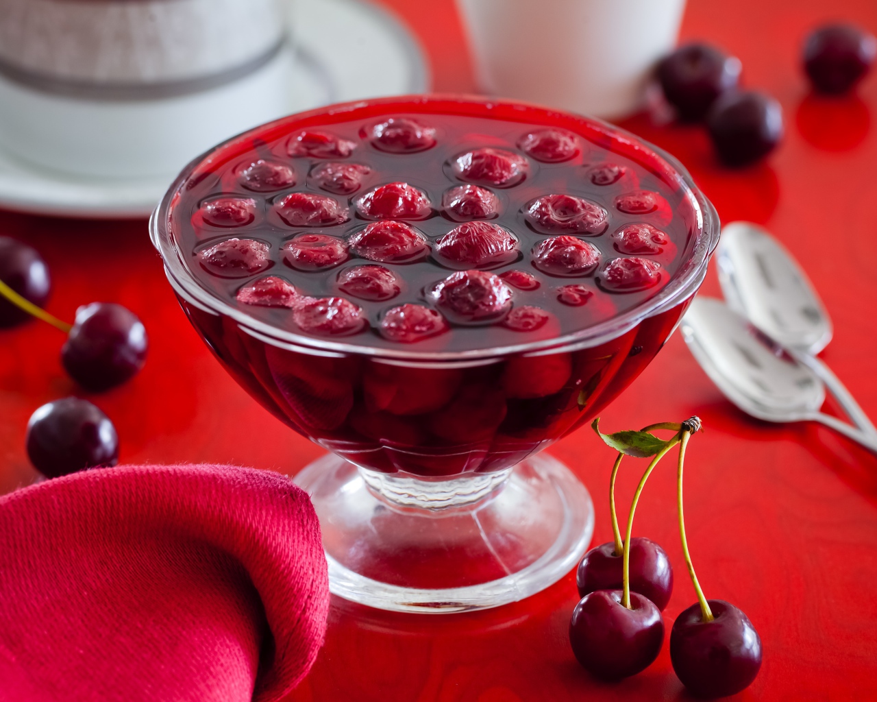 Варенье с ягодами вишни на столе